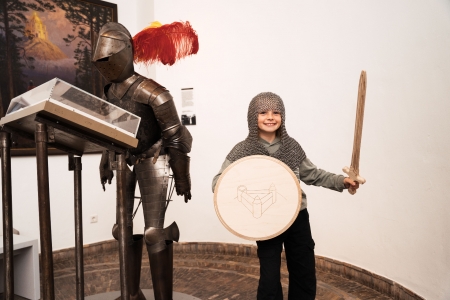 Sommerferienspiele „Leben auf der Burg“ mit Schatzsuche am Dienstag, 9. Juli in der Wewelsburg. (© Kreismusem Wewelsburg, André Heinermann)